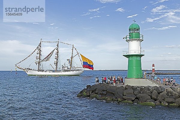 Kolumbianische Bark Gloria verlässt die Hanse Sail mit Matrosen an den Masten  Warnemünde  Rostock  Mecklenburg-Vorpommern  Deutschland  Europa