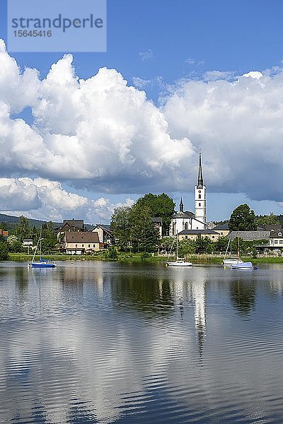 Frymburg  Friedberg mit Kirche St. Bartholomäus am Lipno-Stausee  Region Südböhmen  Tschechische Republik  Europa