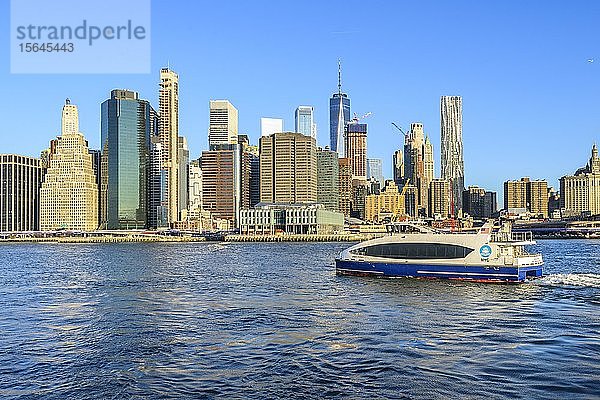 Fähre  NYC-Fähre auf dem East River  Blick vom Pier 1 auf die Skyline von Manhattan  Dumbo  Downtown Brooklyn  Brooklyn  New York
