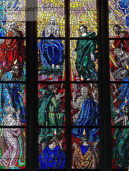 Glasfenster mit christlichen Motiven  Anbetung  Fenster im Veitsdom  Prager Burg  Prag  Böhmen  Tschechische Republik  Europa