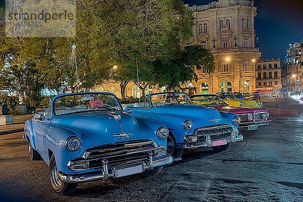 Parkende Oldtimer bei Nacht  Havanna  Kuba  Mittelamerika