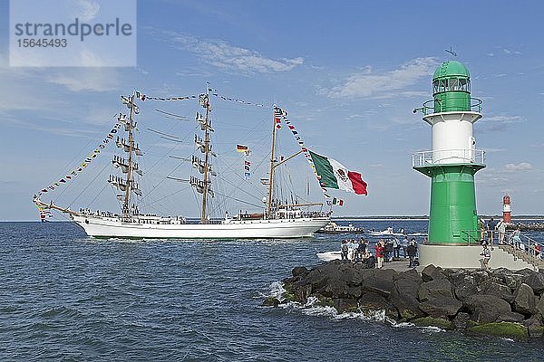 Mexikanische Bark Cuauhtemoc verlässt die Hanse Sail mit Matrosen an den Masten  Warnemünde  Rostock  Mecklenburg-Vorpommern  Deutschland  Europa