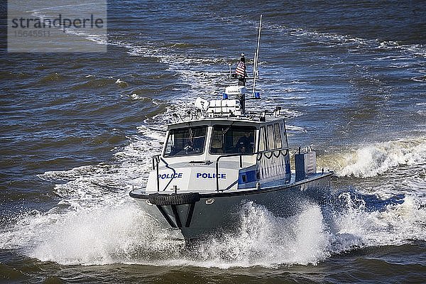 Polizeiboot auf dem Hudson River  Polizei  US Park Police  New York City  New York  USA  Nordamerika