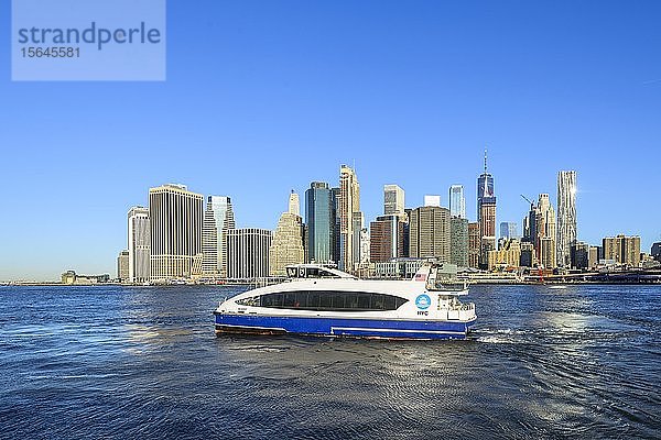 Fähre  NYC-Fähre auf dem East River  Blick vom Pier 1 auf die Skyline von Manhattan  Dumbo  Downtown Brooklyn  Brooklyn  New York