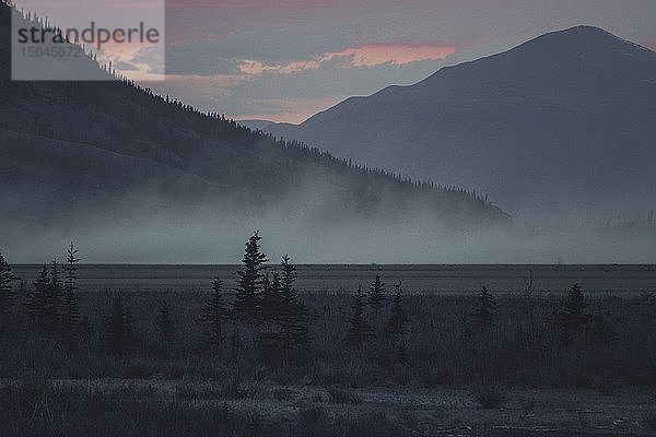 Sonnenuntergang hinter den Bergen  Kluane National Park  Yukon Territorium  Kanada  Nordamerika