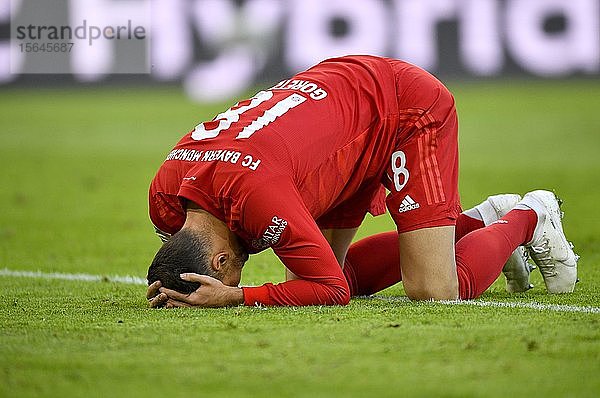 Leon Goretzka FC Bayern München enttäuscht am Boden  Allianz Arena  München  Bayern  Deutschland  Europa