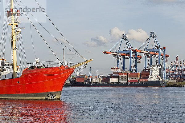 Feuerschiff Elbe 3  Oevelgönne und Containerterminal Burchardkai  Hamburg  Deutschland  Europa