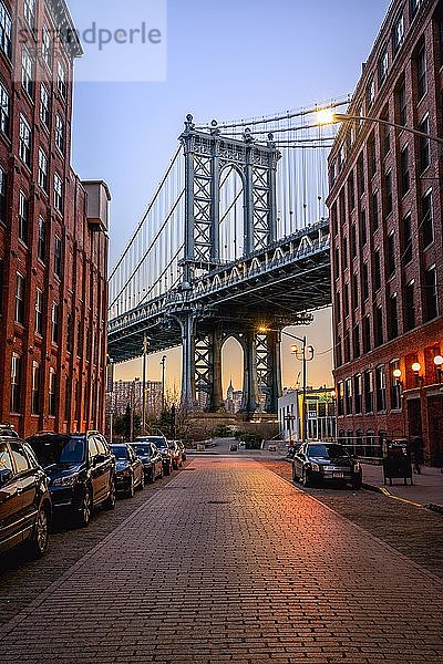 Blick von der Main Street auf die Manhattan Bridge und das Empire State Building  Morgenstimmung  blaue Stunde  Dumbo  Brooklyn  New York  USA  Nordamerika