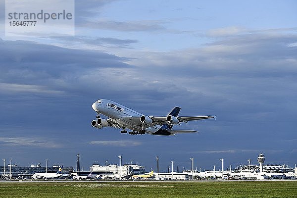 A380 Start vor dem Terminal 2  Satellit  Lufthansa  Airbus  A380-800  Flughafen München  Oberbayern  Bayern  Deutschland  Europa