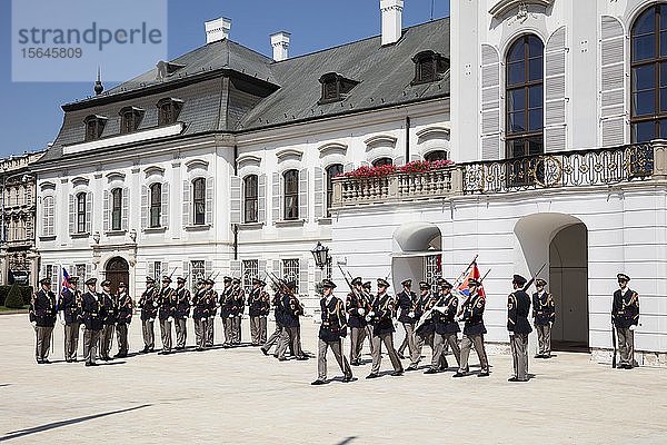 Wachablösung vor dem Präsidentenpalast  Palais Grassalkovich  Bratislava  Slowakei  Europa