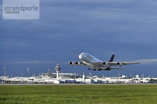 A380 Start vor dem Terminal 2  Satellit  Lufthansa  Airbus  A380-800  Flughafen München  Oberbayern  Bayern  Deutschland  Europa