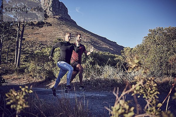 Pärchen beim Joggen  Lionshead  Südafrika  Afrika