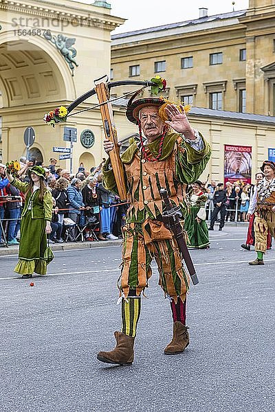Armbrustschütze in historischer Uniform  Schießen und Trachtenumzug beim Oktoberfest  München  Oberbayern  Bayern Deutschland