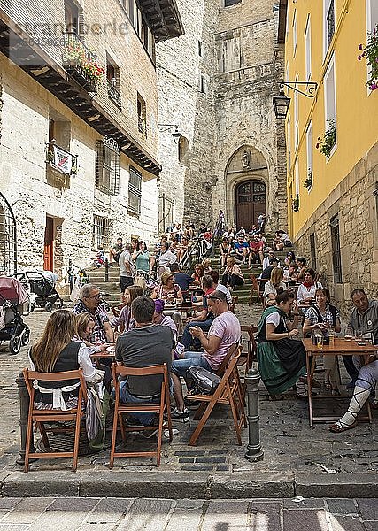 Menschen essen in einem Straßenrestaurant vor der Kirche San Miguel  Vitoria-Gasteiz  Baskenland  Spanien  Europa