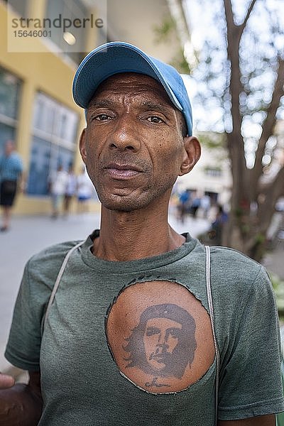 Kubaner mit tätowiertem Porträt von Che Guevara  Havanna  Kuba  Mittelamerika