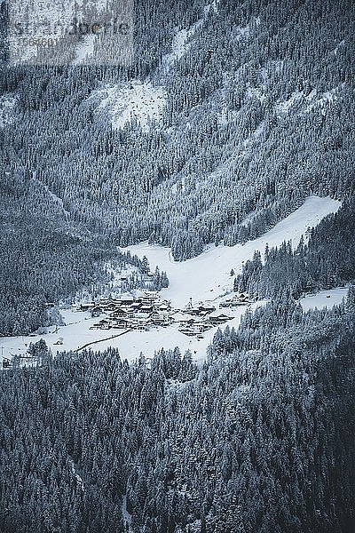 Das kleine Dorf Köfels im Winter im Ötztal  Tirol  Österreich  Europa