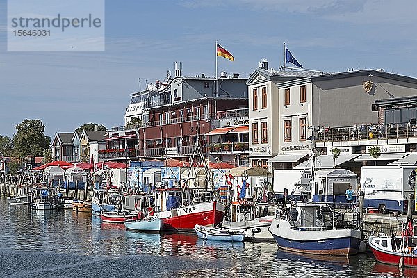 Gebäude und Boote am Alten Strom  Hanse-Sail  Warnemünde  Rostock  Mecklenburg Vorpommern  Deutschland  Europa
