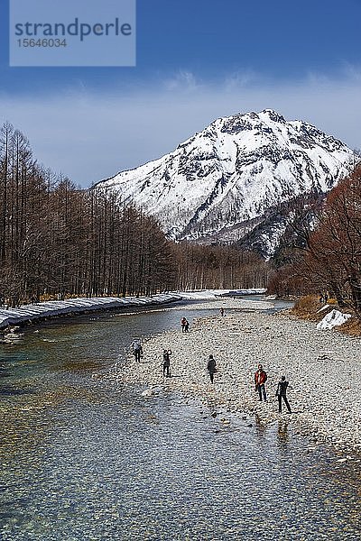 Besucher am Fluss Azusa  hinter dem schneebedeckten Berg Yake  Japanische Alpen  Kamikochi  Matsumoto  Nagano  Japan  Asien