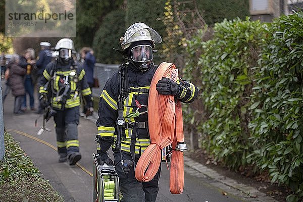 Feuerwehrmann mit Atemschutzgerät im Einsatz  Stuttgart  Deutschland  Europa