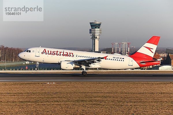 Austrian Airlines-Flugzeug bei der Landung auf dem Flughafen Brüssel beim Kontrollturm Skeyes  Belgien  Europa