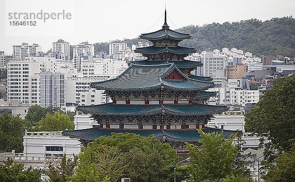 Königspalast Gyeongbokgung vor Wohnhochhäusern  Seoul  Südkorea  Asien