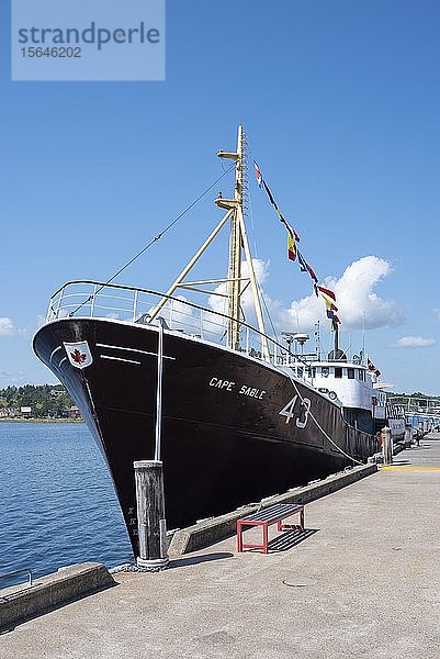 Trawler an der Hafenpromenade und Fischereimuseum Fisheries Museum of the Atlantic  Lunenburg  Nova Scotia  Kanada  Nordamerika