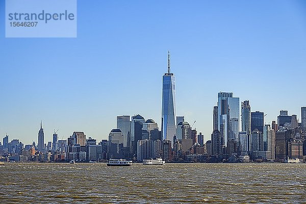 Blick vom Hudson River auf die Skyline von Manhattan  New York  New York State  USA  Nordamerika