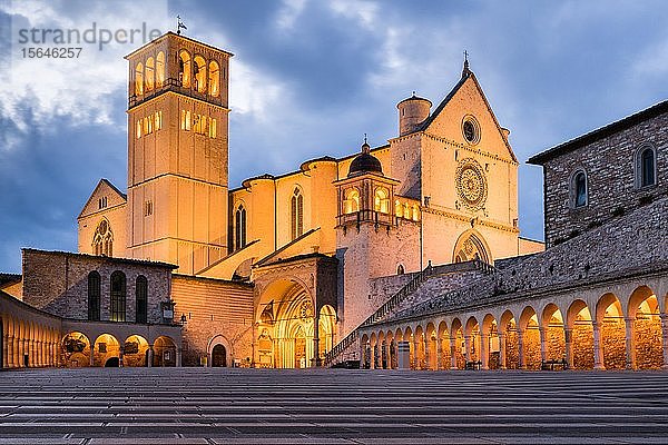 Basilika San Francesco  Abenddämmerung  UNESCO-Weltkulturerbe  Assisi  Umbrien  Italien  Europa