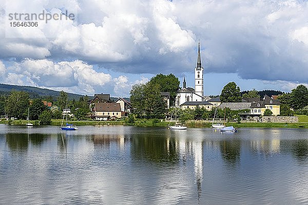 Frymburg  Friedberg mit Kirche St. Bartholomäus am Lipno-Stausee  Südböhmen  Tschechische Republik  Europa