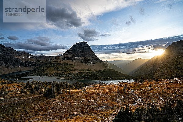 Hidden Lake mit Bearhat Mountain bei Sonnenuntergang im Herbst  Glacier National Park  Montana  USA  Nordamerika