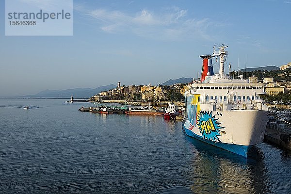 Stadtansicht mit Fährhafen und Fähren  Morgenstimmung  Bastia  Korsika  Frankreich  Europa