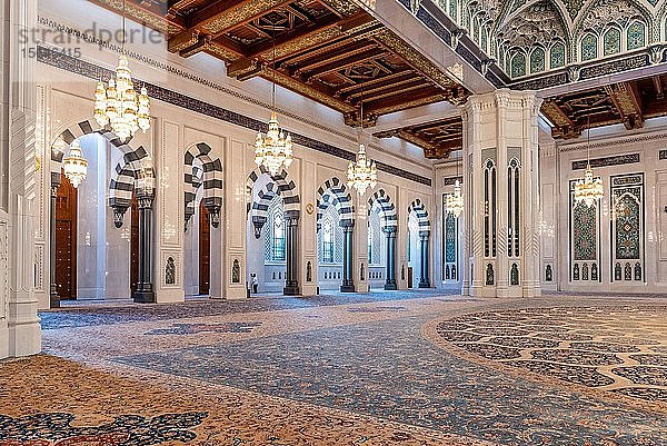 Ornamental verzierter Innenraum mit Säulengang  Innenraum der Sultan-Qabus-Moschee mit Kronleuchter  Muskatnuss  Oman  Asien