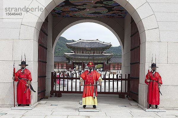 Palastwächter im Königspalast Gyeongbokgung  Seoul  Südkorea  Asien