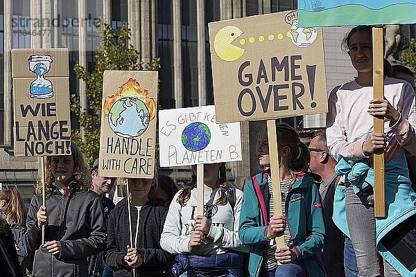 Kinder mit Transparenten  Demonstration für Klimaschutz  Fridays for Future  Düsseldorf  Nordrhein-Westfalen  Deutschland  Europa