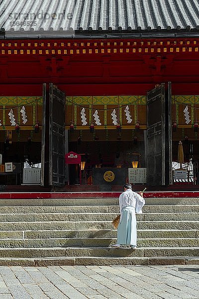 Mönch kehrt eine Treppe mit einem Besen  Nikk? Futarasan-Schrein  Schreine und Tempel von Nikko  UNESCO-Weltkulturerbe  Nikko  Japan  Asien