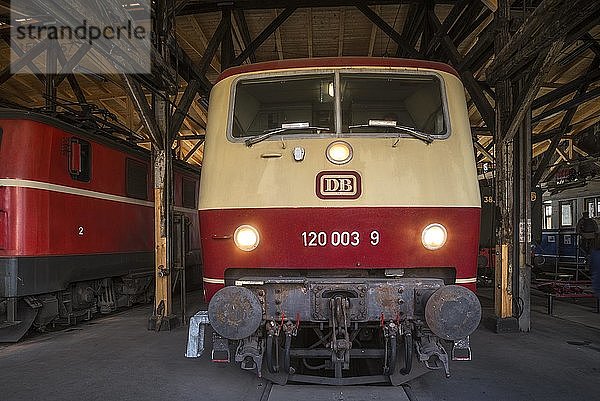 Elektrolokomotive der DB AG  Baureihe 120  1979 im Ringlokschuppen Europa im Bahnpark  Augsburg  Schwaben  Bayern  Deutschland  Europa
