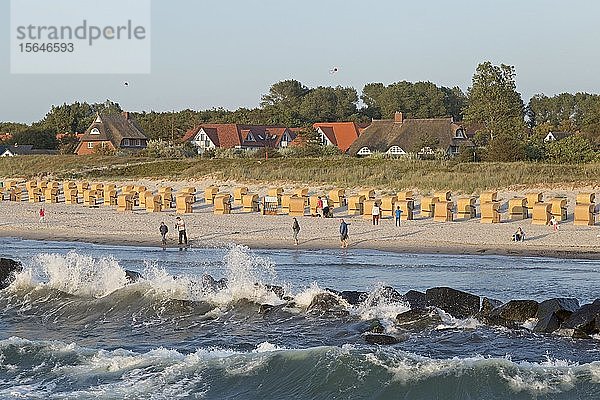 Stürmische Brandung am Strand von Wustrow  Mecklenburg Vorpommern  Deutschland  Europa