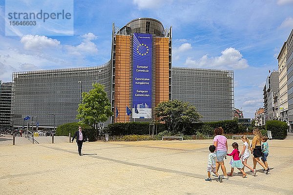 Kinder gehen vor dem Berlaymont-Gebäude  dem Sitz der Europäischen Kommission  Brüssel  Belgien  Europa