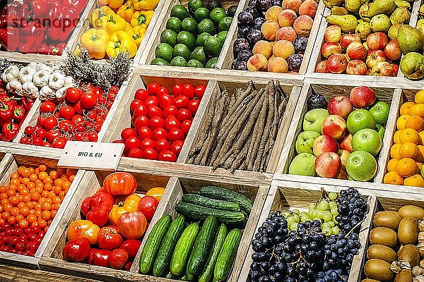 Bio-Gemüse und Bio-Obst im Bio-Markt auf der Lebensmittelmesse ANUGA  Köln  Nordrhein-Westfalen  Deutschland  Europa