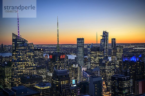 Blick auf Midtown und Downtown Manhattan und Empire State Building vom Top of the Rock Observation Center bei Sonnenuntergang  Rockefeller Center  Manhattan  New York City  New York York