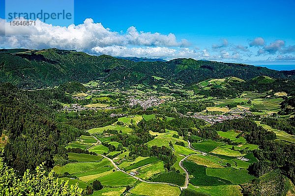 Blick vom Miradouro Pico do Ferro in das Tal von Furnas  Furnas  Insel São Miguel  Azoren  Açores  Portugal  Europa