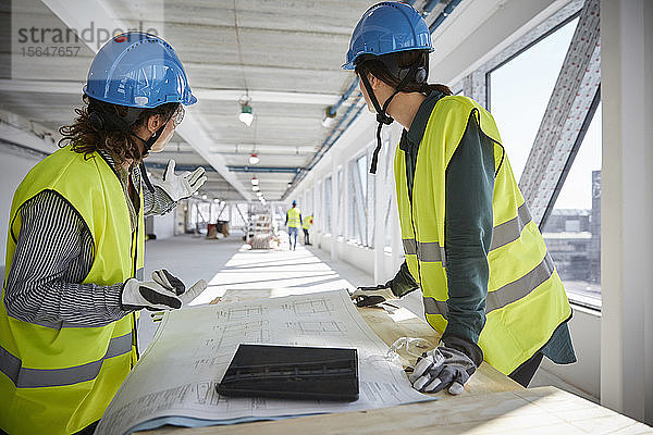 Ingenieurinnen planen die Blaupause auf der Baustelle