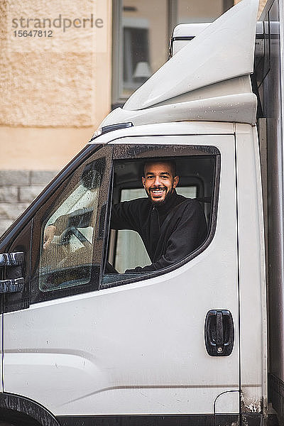 Porträt eines lächelnden männlichen Lkw-Fahrers
