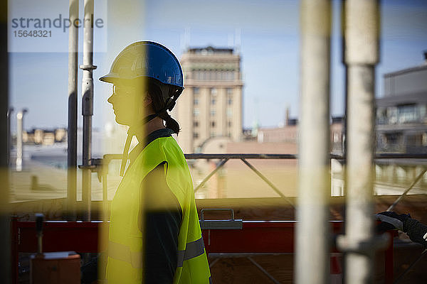 Seitenansicht der Architektin auf der Baustelle