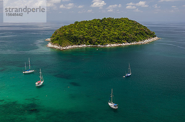 Segelboote um die Insel Ko Man  Blick vom Strand Ya Nui  Phuket  Thailand