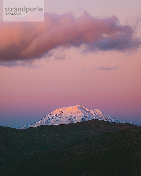 Sonnenuntergang über dem Mount St. Helens National Monument  Washington  USA