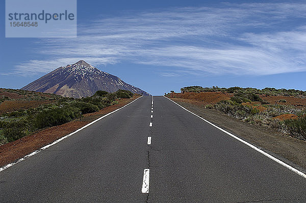 Straße zum Teide-Berg (Pico de Teide) durch den Teide-Nationalpark  Teneriffa  Kanarische Inseln  Spanien
