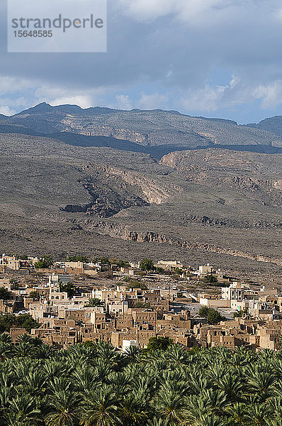 Al Hamra  Bergkette im Hintergrund  Oman