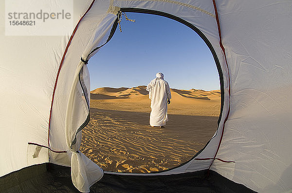 Tuareg im Aussenzelt in der Wüste  Erg Awbari  Wüste Sahara  Fezzan  Libyen