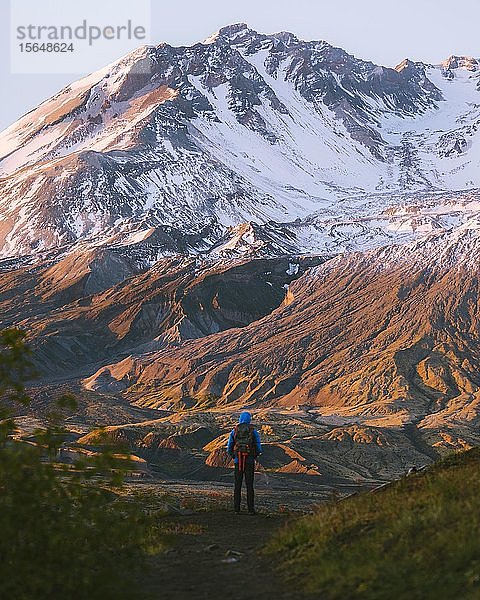 Wanderer bewundert das Mount St. Helens National Monument aus der Ferne  Washington  USA